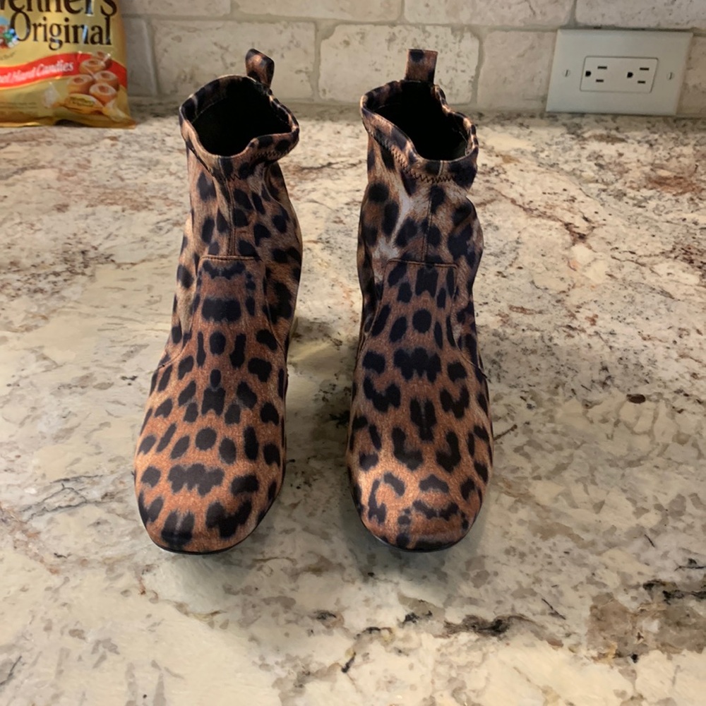 Chic Katy Perry Animal Print Booties With Gold 3” Heels